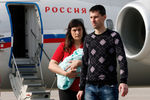 Одесские журналисты Елена Глищинская с ребенком и Виталий Диденко в аэропорту Внуково