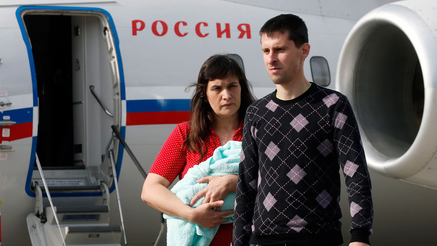 Одесские журналисты Елена Глищинская с&nbsp;ребенком и Виталий Диденко в&nbsp;аэропорту Внуково