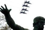 Фронтовые бомбардировщики Су-24 во время воздушной части парада, посвященного 76-й годовщине Победы в Великой Отечественной войне, 9 мая 2021 года