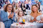 Игорь Николаев с супругой Юлией Проскуряковой и дочкой Вероникой на съемках программы «Новогодний голубой огонек», 2020 год