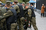 Сотрудники полиции и нацгвардии у здания посольства России