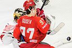 Игрок сборной России Никита Гусев и вратарь сборной Швейцарии Рето Берра