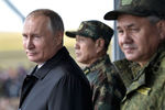 Президент России Владимир Путин, министр обороны КНР Вэй Фэнхэ и министр обороны России Сергей Шойгу на параде участников военных маневров «Восток-2018» на забайкальском полигоне «Цугол», 13 сентября 2018 года