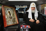 Патриарх Московский и всея Руси Кирилл с иконой Божией Матери «Умиление» во время объезда Москвы для избавления от пандемии коронавируса, 3 апреля 2020 года