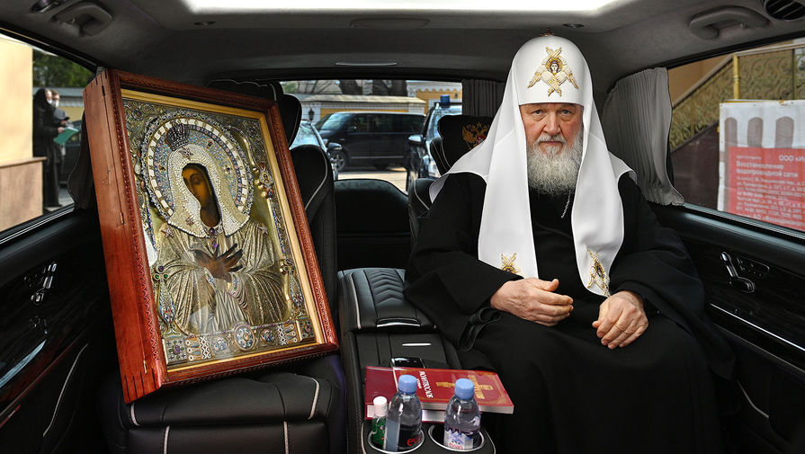 Патриарх Московский и всея Руси Кирилл с&nbsp;иконой Божией Матери &laquo;Умиление&raquo; во время объезда Москвы для&nbsp;избавления от пандемии коронавируса, 3 апреля 2020 года