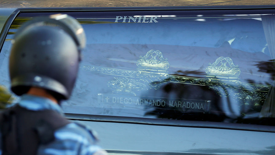 Катафалк с&nbsp;телом Диего Марадоны прибывает на&nbsp;кладбище &laquo;Белла-Виста&raquo; в&nbsp;Буэнос-Айресе