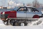 Автоэлектрик Андрей Романов за рулем собранного им на базе автомобиля ВАЗ-2109 гусеничного вездехода Т-2109