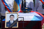 Во время прощания с погибшим в Сирии российским военным летчиком-оператором Евгением Долгиным