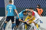 Игрок ФК «Зенит» Дмитрий Полоз, игрок ФК «Зенит» Артём Дзюба, вратарь ФК «Вардар» Филип Гачевски (слева направо) в матче квалификационного раунда Лиги Европы между ФК «Зенит» (Россия, Санкт-Петербург) и ФК «Вардар» (Македония, Скопье). Алексей Даничев / РИА Новости