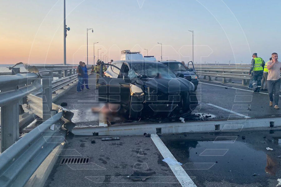 Автомобиль, в&nbsp;котором погибла семья из&nbsp;Белгородской области во время взрыва на&nbsp;Крымском мосту, 17&nbsp;июля 2023&nbsp;года 