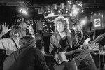 Музыкант Владимир Кузьмин (в центре) во время выступления рок-группы «Динамик» на международной встрече знатоков телевизионного клуба «Что? Где? Когда?» в Москве, 06 мая 1988 года
