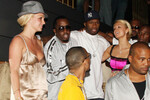 Бритни Спирс, рэперы P. Diddy (Шон Комбс) и 50 cent (Кертис Джексон), Пэрис Хилтон (слева направо) на вечеринке по случаю выхода нового альбома 50 Cent в в Лас-Вегасе, 2007 год