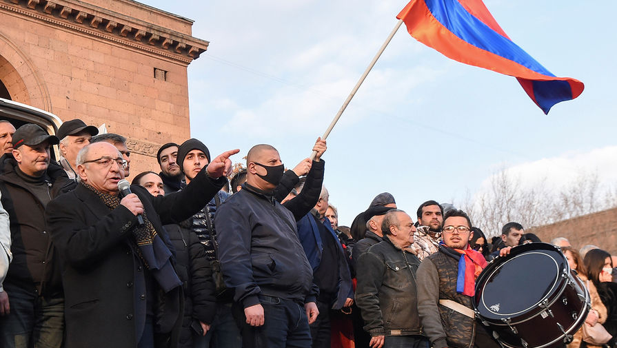 Оппозиционный политик Вазген Манукян во время митинга в&nbsp;центре Еревана, 25&nbsp;февраля 2021&nbsp;года
