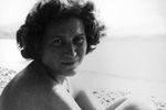 Неудачными были и отношения Аллилуевой с мужчинами. Ее первой любовью стал сценарист Алексей Каплер, по работам которого были поставлены популярные в свое время фильмы «Ленин в Октябре», «Ленин в 18-м году», «Котовский». Проблемой был не только тот факт, что за дочкой вождя неотступно следовали сотрудники первого отдела НКВД, но и разница в возрасте — Каплер был старше Аллилуевой на 22 года. Однажды, будучи в Сталинграде, он написал в «Правде» статью в форме письма с фронта любимой женщине, которое заканчивалось словами: «Сейчас в Москве, наверное, идет снег. Из твоего окна видна зубчатая стена Кремля…»
<br>Все телефонные разговоры Аллилуевой прослушивались, а Каплера предупреждали, чтобы он уехал подальше от Москвы. Предупреждению тот не внял. В 1943 году его обвинили в связях с иностранцами, «подозрительными по шпионажу», и отправили в лагерь на пять лет. Не помогли ему ни наличие Сталинской премии первой степени, ни то, что он был кавалером ордена Ленина.
<br>Светлана Аллилуева на отдыхе, 1952 год