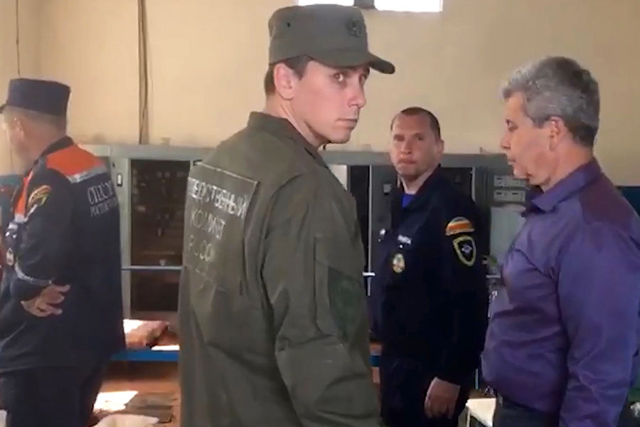 Сотрудники следственного комитета РФ во время работы на&nbsp;месте ЧП на&nbsp;очистных сооружениях под&nbsp;Таганрогом, 21&nbsp;мая 2021&nbsp;года