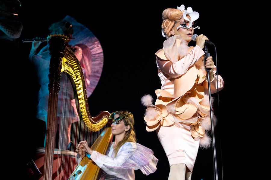 Бьорк выступает на&nbsp;сцене во время своего тура &laquo;Cornucopia&raquo; в&nbsp;Мехико, Мексика, 2019&nbsp;год