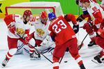 Игрок сборной России Динар Хафизуллин и вратарь сборной России Василий Кошечкин