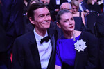 Режиссер, актер Филипп Янковский и актриса Оксана Фандера перед началом церемонии вручения национальной кинопремии России «Золотой орел», 2022 год 