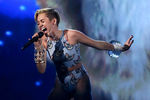 Майли Сайрус во время выступления на&nbsp;American Music Awards в&nbsp;Лос-Анджелесе