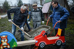 Банкир Александр Лебедев во время обязательных работ по&nbsp;монтажу детской площадки
