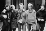 Рок-группа «Аквариум» существует с 1973 года. Ансамбль был создан студентом факультета математики Ленинградского государственного университета имени А.А. Жданова Борисом Гребенщиковым (признан в РФ иностранным агентом), который стал его лидером, автором музыки и текстов. На снимке слева направо: Петр Трощенков, Борис Гребенщиков (признан в РФ иностранным агентом), Александр Титов, Вячеслав Егоров, Андрей Романов. 1987 год