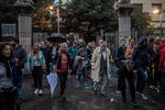 Каталонцы, желающие проголосовать входят на территорию избирательного участка в Барселоне, 1 октября 2017