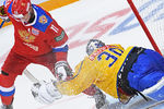 Игрок сборной России Сергей Андронов и вратарь сборной Швеции Виктор Фаст во время матча между Россией и Швецией в Москве, 14 декабря 2017 года