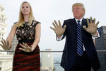 Иванка Трамп с отцом Дональдом на церемонии в честь завершения строительства небоскреба Трампа в Чикаго, 2008 год
