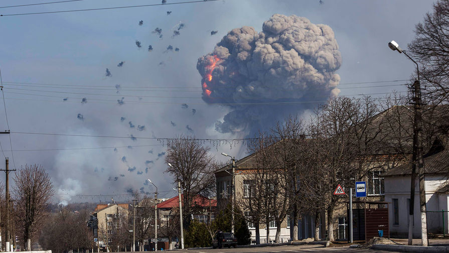 Горящие склады на&nbsp;военной базе в&nbsp;городе Балаклея Харьковской области Украины, 23&nbsp;марта 2017&nbsp;года