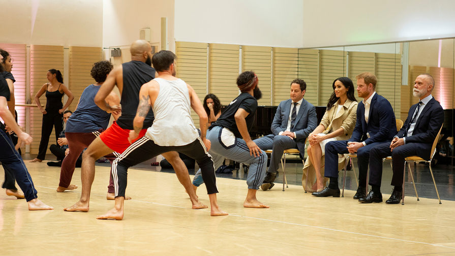 Принц Гарри Уэльский и герцогиня Сассекская Маркл на&nbsp;репетиции танцевального коллектива в&nbsp;стенах Сиднейского оперного театра во время визита в&nbsp;Австралию, 16 октября 2018 года