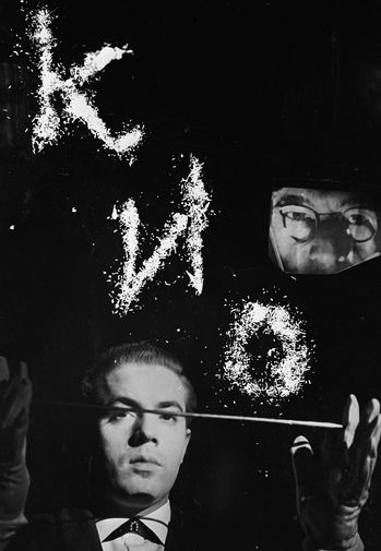 Иллюзионист Игорь Кио выступает в Московском цирке, 1967 год