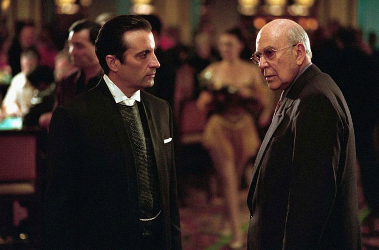 Энди Гарсиа и Карл Райнер в фильме «Одиннадцать друзей Оушена» (2001)