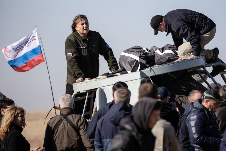 Генеральный директор Первого канала Константин Эрнст после посадки спускаемого аппарата корабля &laquo;Союз МС-18&raquo; со съемочной группой фильма &laquo;Вызов&raquo;, 17&nbsp;октября 2021&nbsp;года