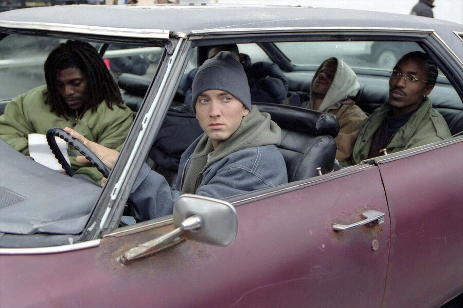 <b>Кадр из&nbsp;фильма &laquo;Восьмая миля&raquo; (2002).</b> В&nbsp;большей части фильмов с&nbsp;участием Эминема он играет самого себя. В&nbsp;картине &laquo;Восьмая миля&raquo; рэпер снялся в&nbsp;главной роли Джимми «Кролика» Смита-младшего и записал саундтрек &laquo;Lose Yourself&raquo;. За&nbsp;эту песню музыкант получил &laquo;Оскар&raquo;, &laquo;Грэмми&raquo;, &laquo;Золотой глобус&raquo; и несколько других наград. В&nbsp;общей сложности Эминем является обладателем пятнадцати премий &laquo;Грэмми&raquo;