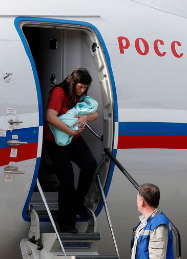  Одесская журналистка Елена Глищинская с&nbsp;ребенком в&nbsp;аэропорту Внуково