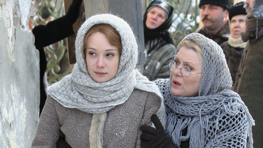 Актрисы Чулпан Хаматова (в роли Лары) и Галина Польских во время съемок фильма Александра Прошкина «Доктор Живаго» по роману Бориса Пастернака в селе Великое. Галина Польских в картине играет 3 роли: жену управляющего, библиотекаря и монахиню, 2005 год