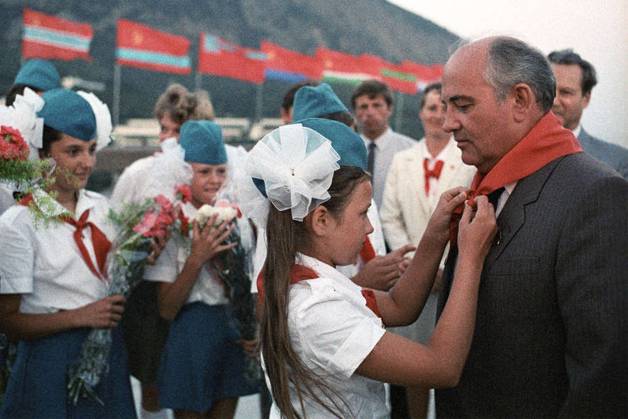 Генеральный секретарь ЦК КПСС Михаил Сергеевич Горбачев во время торжественного открытия международного театрализованного праздника &laquo;Дружат дети всей планеты!&raquo; во Всесоюзном пионерском лагере &laquo;Артек&raquo; имени Владимира Ильича Ленина, Крым, 1985&nbsp;год