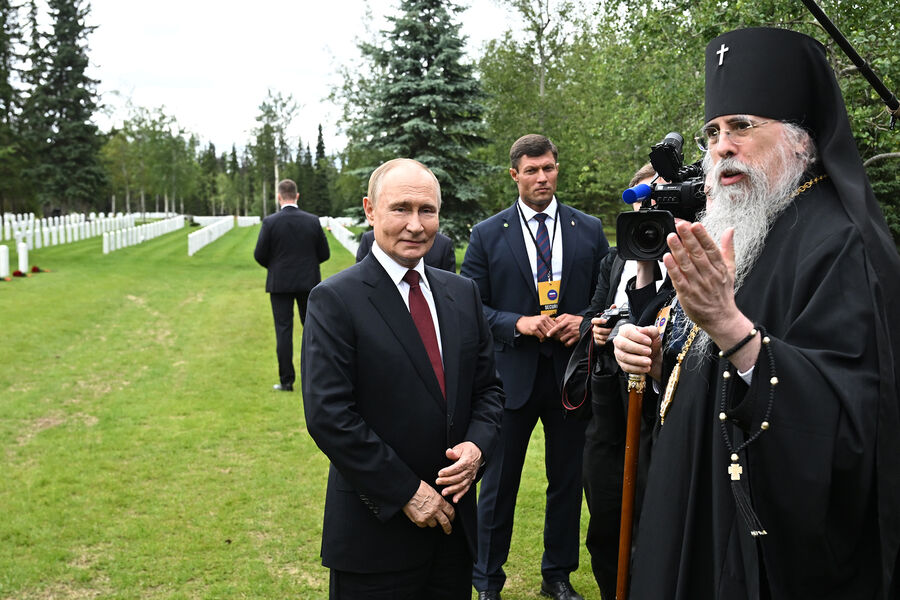 8982230 15.08.2025 Президент РФ Владимир Путин и архиепископ Ситкинский и Аляскинский Алексий (справа) после возложения цветов к&nbsp;могилам советских воинов на&nbsp;мемориальном кладбище &laquo;Форт Ричардсон&raquo; на&nbsp;Аляске. Сергей Бобылев / РИА Новости