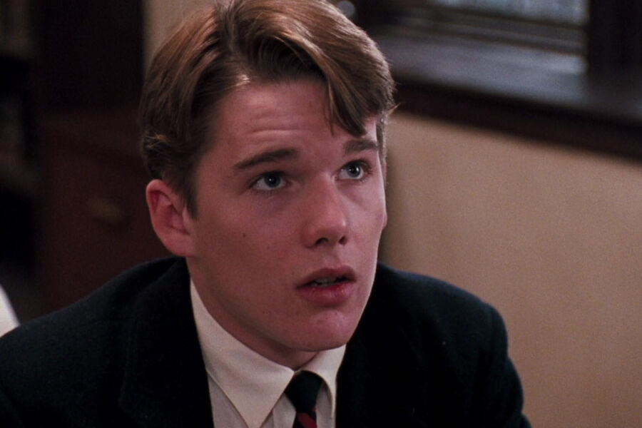 <b>«Общество мертвых поэтов» (1989)</b>
<br><br>
Слава пришла к&nbsp;Хоуку после того, как он снялся во вдохновляющей картине о&nbsp;студентах университета, которые попадают под&nbsp;влияние нового преподавателя английской литературы (его сыграл Робин Уильямс). Педагог учит их быть свободными, выражать себя и искать свой путь. Но для&nbsp;этого придется столкнуться с&nbsp;неприятием консервативного общества, вступить в&nbsp;конфликт с&nbsp;родителями и проявить недюжинную силу воли.
