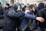 Во время задержания участника несанкционированной акции оппозиции против коррупции на Пушкинской площади, 26 марта 2017 года