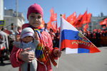 Юная участница первомайской демонстрации КПРФ в Екатеринбурге, 1 мая 2017 года