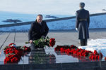 Президент России Владимир Путин во время возложения цветов к могиле маршала Советского Союза Василия Чуйкова в музее-заповеднике «Сталинградская битва» на Мамаевом кургане в Волгограде, 2 февраля 2018 года