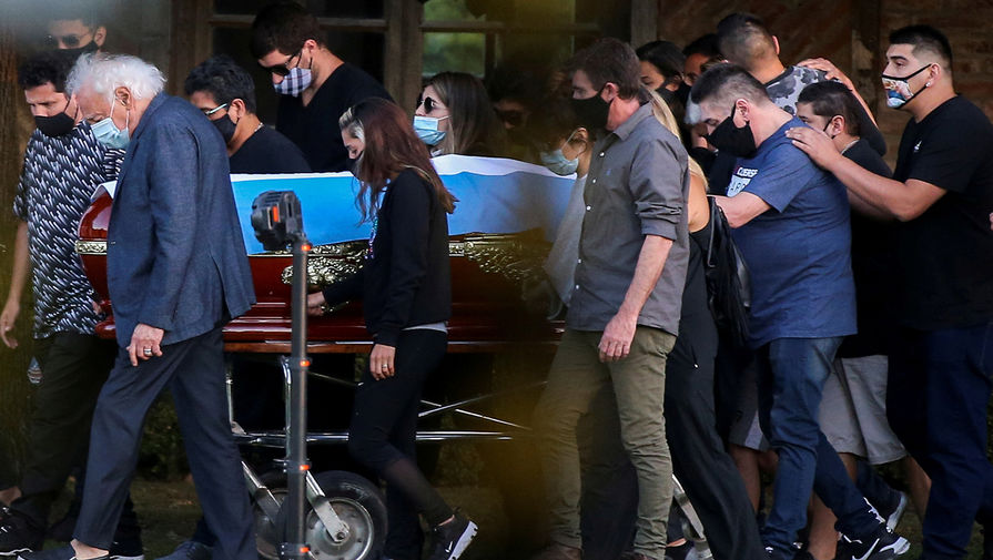 Друзья и члены семьи у&nbsp;гроба с&nbsp;телом Диего Марадоны на&nbsp;кладбище &laquo;Белла-Виста&raquo; в&nbsp;Буэнос-Айресе