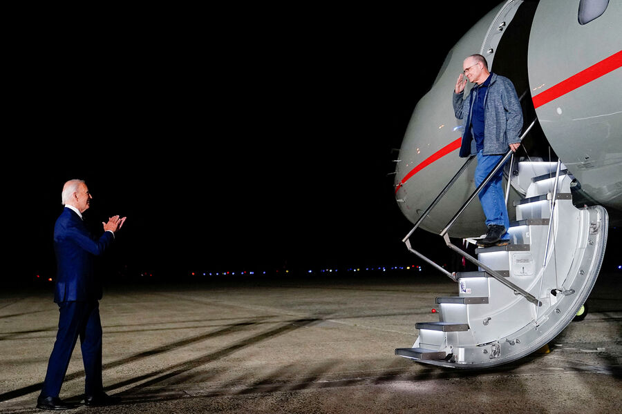 Президент США Джо Байден встречает Пола Уилана, бывшего американского морпеха, на&nbsp;авиабазе Эндрюс в&nbsp;штате Мэриленд, 1&nbsp;августа 2024&nbsp;года