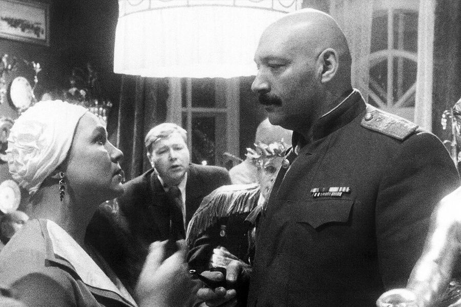 <b>«Хрусталев, машину!» (1998)</b>
<br><br>
Название этой картины Алексея Германа &mdash; отсылка к&nbsp;первой фразе, якобы сказанной Лаврентием Берией после смерти Сталина. Но сам фильм повествует о&nbsp;судьбе генерала медицинской службы Кленского, ставшего одной из&nbsp;последних жертв «дела врачей». В&nbsp;первой части фильма мы видим, как в&nbsp;феврале 1953&nbsp;года он пьет дома коньяк из&nbsp;чайных стаканов, окруженный эксцентричными домочадцами &mdash; в&nbsp;их числе жена в&nbsp;исполнении Нины Руслановой. Вскоре его арестуют, посадят в&nbsp;крытый грузовик с&nbsp;жестокими уголовниками. И вдруг &mdash; освободят и привезут к&nbsp;умирающему Сталину, разбитому параличом. В&nbsp;финале освобожденный сбежит ото всех.
<br><br>
Нина Русланова называла эту роль у&nbsp;Германа одной из&nbsp;своих любимых. На&nbsp;премьере в&nbsp;Каннах фильм, снимавшийся восемь лет, провалился. Но вскоре был признан шедевром.
