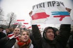 Кроме плакатов участники шествия несли многочисленные «запрещенные» флаги – этот исторический флаг Белоруссии был заменен советским красно-зеленым после прихода Лукашенко к власти.