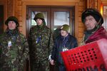 Сторонники оппозиции на территории оставленной резиденции президента Украины Виктора Януковича «Межигорье» под Киевом