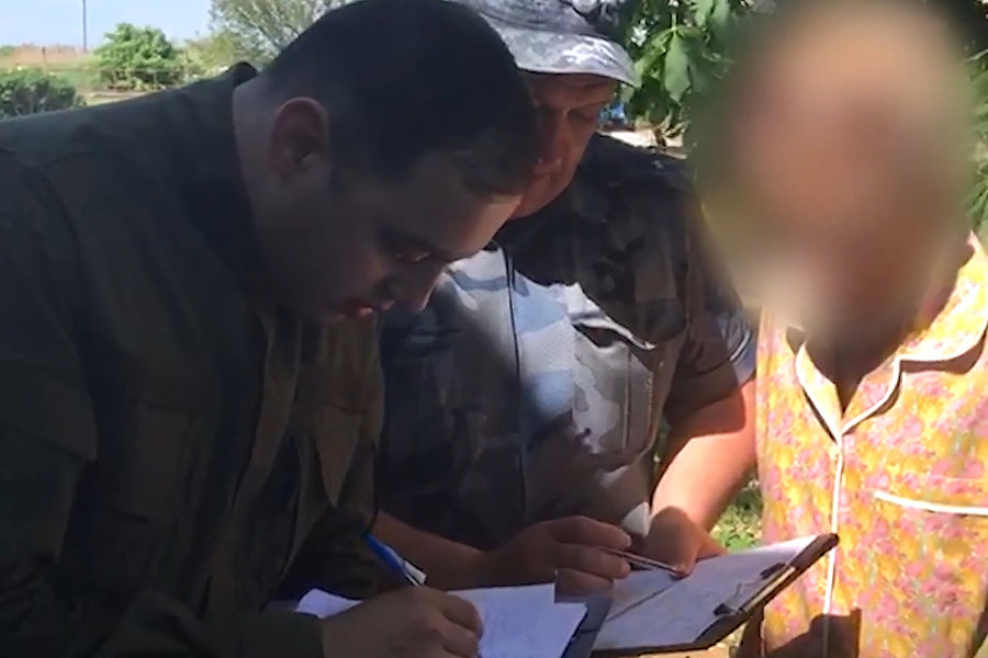 Сотрудники следственного комитета РФ и полиция во время работы на&nbsp;месте ЧП на&nbsp;очистных сооружениях под&nbsp;Таганрогом, 21&nbsp;мая 2021&nbsp;года