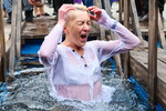 Верующая во время крещенских купаний на территории «Новый Херсонес» в Севастополе, 18 января 2025 года