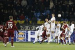 Натхо поражает ворота ударом со штрафного в ближний угол